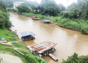 AIR Sungai Lipis berwarna seakan-akan merah dan berkeladak dipercayai kesan aktiviti perlombongan di kawasan hulu di di Lipis, Pahang. - UTUSAN/HARIS FADILAH AHMAD