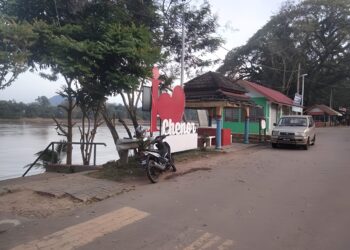 PERKHIDMATAN bot penambang mewarnai kehidupan masyarakat kampung pinggir Sungai Pahang di Chenor, Maran kini tinggal sejarah. 
– FOTO IHSAN TENGKU HASANI