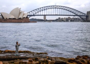 TENAGA mahir Malaysia dilaporkan cenderung memilih Australia sebagai destinasi penghijrahan kerana negara itu dikatakan menawarkan peluang kerjaya dan gaji lebih baik, kualiti hidup lebih tinggi, peluang pendidikan serta keseimbangan kerja dan kehidupan. - GAMBAR HIASAN