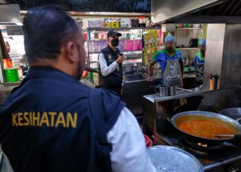 PENGUAT kuasa JKN melakukan pemeriksaan di sebuah restoran mamak di Jalan Hang Tuah, Melaka. - UTUSAN/SYAFEEQ AHMAD