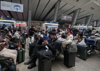 ORANG ramai menunggu untuk menaiki kereta api di Stesen Kereta Api Selatan Beijing di China. - AFP 