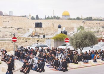 MASJID Dome of the Rock di pekarangan Masjid Al-Aqsa kelihatan dari jauh ketika umat Islam Palestin berkumpul untuk solat Jumaat di timur Baitulmuqaddis di tengah-tengah pertempuran berterusan antara Israel dan kumpulan militan Hamas di Gaza. -AFP
​