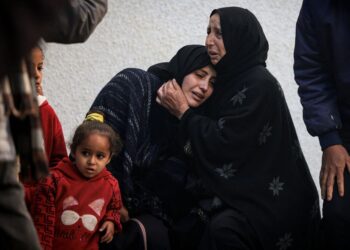 DUA wanita menangisi kematian ahli keluarga mereka di hospital Al-Najjar di Rafah.-AFP