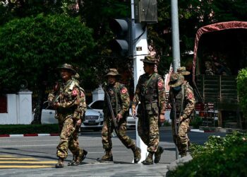 BEBERAPA anggota tentera Myanmar melakukan rondaan di sebuah jalan di Yangon. - AFP