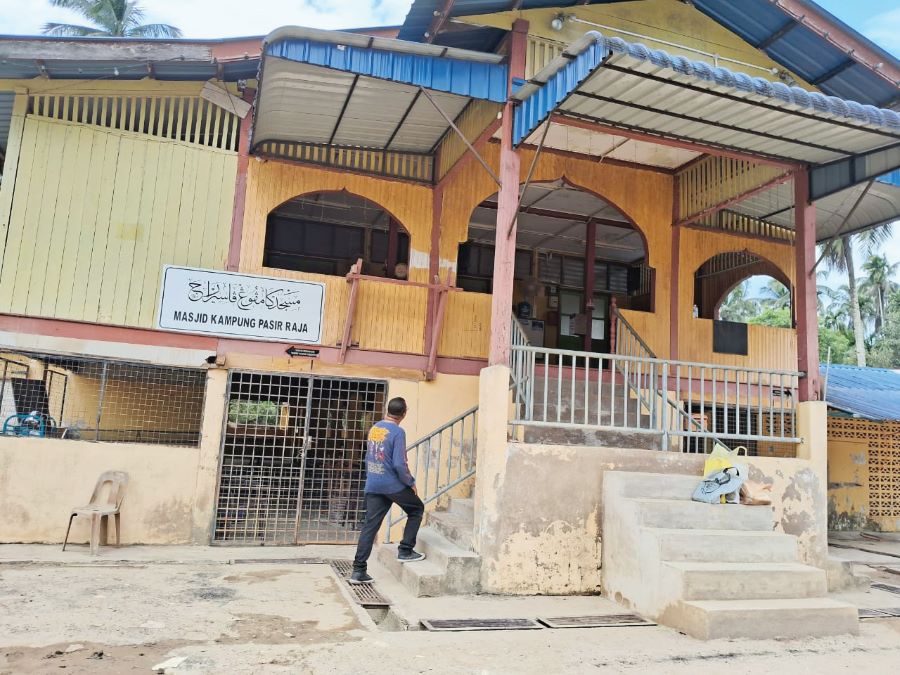 Sering ditenggelami  banjir, mohon bina  masjid baharu