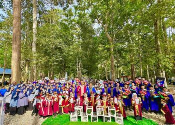 MURID-MURID Tahun 6 Sekolah Kebangsaan (SK) Santan merasai pengalaman menarik mengikuti majlis graduasi ala ‘Havard’ di Hutan Lipur Bukit Ayer, Kangar, Perlis semalam.- UTUSAN