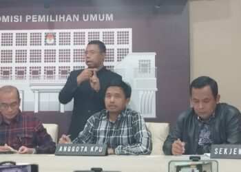 IDHAM HOLIK (duduk tengah) dalam sidang akhbar yang diadakan di pejabat KPU. - AGENSI