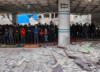 RAKYAT Palestin menunaikan solat Jumaat di Masjid Al-Hoda yang musnah dibom Israel di Rafah, selatan Gaza, Jumaat lalu. -AFP