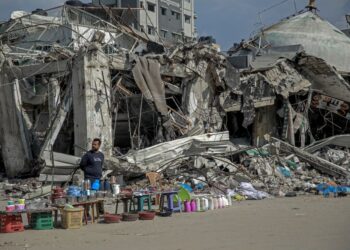 SEORANG penjual menunggu pelanggan di sepanjang jalan di Kota Gaza yang musnah. -AFP