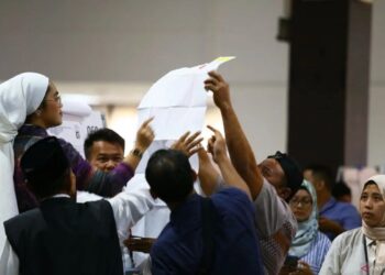 KAKITANGAN pusat mengundi dan pemerhati dari parti politik mengira kertas undi pilihan raya umum Indonesia, di Kuala Lumpur. - ANTARA