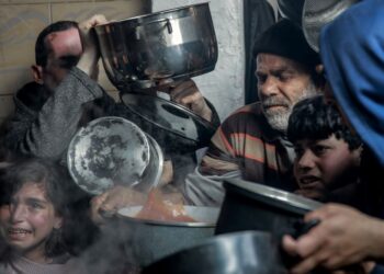 RAKYAT Palestin bersesak-sesak untuk mendapatkan bantuan makanan di Beit Lahia, utara Gaza. -AFP