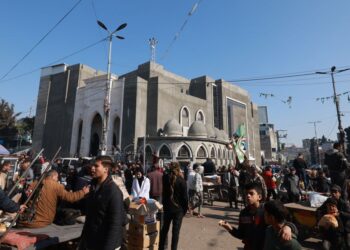 RAKYAT Palestin membeli-belah di pasar jalanan di luar Masjid Al-Awda di kem pelarian Rafah, selatan Gaza. -AFP