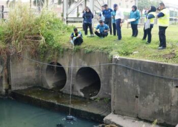 LING Tian Soon (berbaju putih) bersama-sama pegawai JAS negeri serta cawangan Pasir Gudang dan wakil MBPG melakukan pemantauan di sungai tercemar di Pasir Gudang.