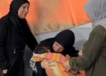 IBU Khaled memeluk anaknya yang meninggal dunia akibat memakan roti beracun di utara Gaza.-AGENSI