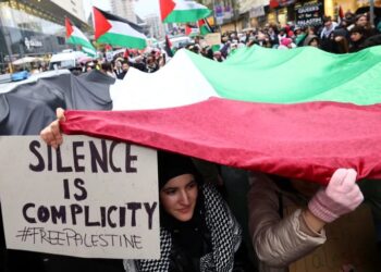 SEORANG wanita memegang sepanduk ketika menyertai demonstrasi menyokong rakyat Palestin di Frankfurt, Jerman.-AGENSI