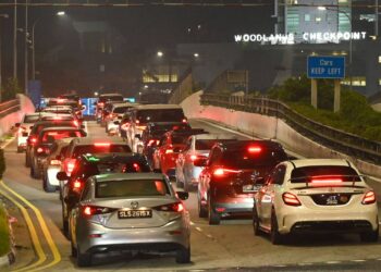 KENDERAAN beratur untuk memasuki Pusat Pemeriksaan Woodlands. Singapura mahu memperoleh lebih banyak tanah daripada Malaysia untuk meluaskan kemudahannya di sempadan. -AGENSI