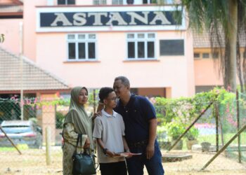 SEBAGAI anak seharusnya sentiasa bersyukur kerana dikurniakan ibu dan ayah yang menjaga kita dengan sangat baik tanpa mengharapkan sedikitpun balasan. – UTUSAN/SHAIKH AHMAD RAZIF