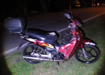 Motosikal milik Allahyarham Norrazman Md. Ali yang  terlibat dalam kemalangan  di KM18.9 Jalan Pontian – Kukup, berhampiran Balai Polis Permas, di Pontian, Johor, malam tadi.