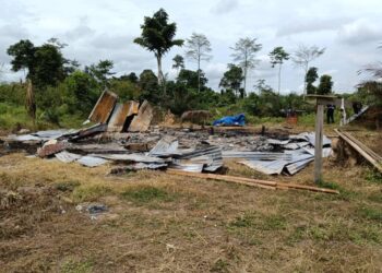 RUMAH  wanita disimbah asid sebelum dibakar suami turut terbakar sepenuhnya dalam kejadian yang berlaku di Kampung Tinagalan di Sook, Keningau Jumaat lalu.