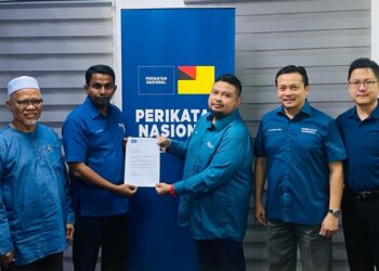 MOHAMAD Hanifah Abu Baker (dua dari kiri) menyerahkan surat pelantikan sebagai Setiausaha Badan Perhubungan PN Negeri Sembilan kepada Muhammad Noraffendy selepas Mesyuarat PN Negeri Sembilan yang diadakan baru-baru ini.