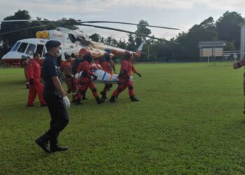 Pasukan penyelamat mengusung jenazah Allahyarhamah Zahalita Othman untuk di bawa ke Hospital Jerantut bagi proses bedah siasat.