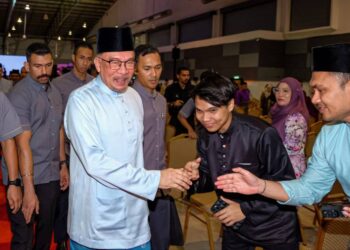 Datuk Seri Anwar Ibrahim beramah mesra bersama penjawat awam selepas selesai menghadiri Majlis Perjumpaan bersama Penjawat Awam Negeri Melaka di Dewan MiTC, Ayer Keroh, Melaka. UTUSAN/SYAFEEQ AHMAD