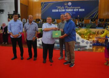 Rais Yasin menyampaikan Anugerah Asean Clean Tourist City Standard (ACTC)kepada Shadan Othman di Dewan Taming Sari MBMB, Melaka. UTUSAN/AMRAN MULUP