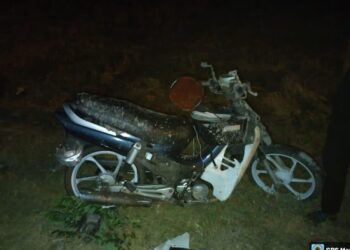 MOTOSIKAL yang ditunggang mangsa rosak setelah melanggar seekor kerbau di Jalan Kuala Teriang, Kampung Lawer, Langkawi.