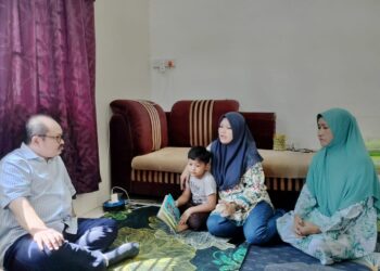 SHAMSUL ISKANDAR MD AKIN (kiri) ketika bertemu dengan Norhisham Samsusah dan Noraini Salleh (Kanan) di Taman Soga, Batu Pahat hari ini.