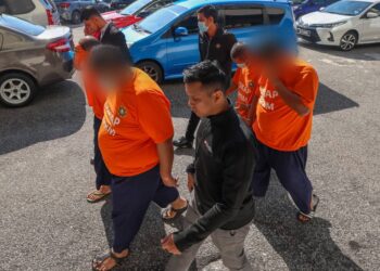 LIMA individu yang reman bagi membantu siasatan kes rasuah bernilai lebih RM2.3 juta melibatkan perolehan projek-projek kerajaan di Mahkamah Majistret Ipoh hari ini. - UTUSAN/MUHAMAD NAZREEN SYAH MUSTHAFA