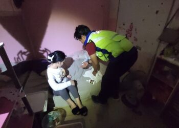 POLIS memeriksa wanita warga asing yang bekerja di premis urut dipercayai menawarkan aktiviti tidak bermoral dalam serbuan di Lembah Klang, semalam. - Foto Ihsan PDRM