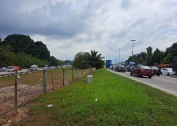 KESESAKAN trafik di lebuh raya  PLUS arah utara (kiri)  dan di Jalan Persekutuan dekat Gopeng  (kanan) berikutan kemalangan di kilometer 288.1 Lebuhraya Utara-Selatan arah utara di Ipoh hari ini. - UTUSAN