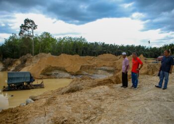 LOMBONG yang terhasil akibat projek penyedutan pasir yang dibimbangi membahayakan nyawa penduduk di Kampung Jerai, Bukit Selambau di Sungai Petani. - UTUSAN/ SHAHIR NOORDIN