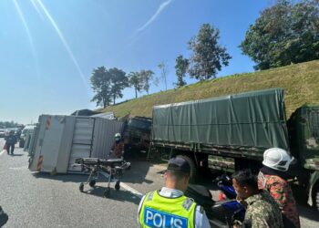 KEADAAN kemalangan tiga buah trak askar dengan sebuah lori yang meragut nyawa tiga anggota tentera di Kilometer 77.5, Lebuhraya Utara Selatan arah Utara di Gurun.