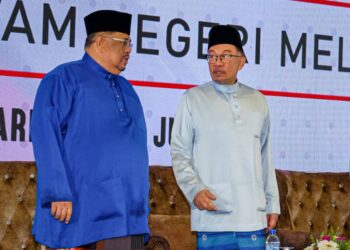 Datuk Seri Anwar Ibrahim tiba ke Melaka International Trade Centre bagi perjumpaan bersama penjawat awam Negeri Melaka di Dewan MiTC, Ayer Keroh, Melaka. UTUSAN/SYAFEEQ AHMAD