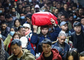 PARA penunpang tiba di Stesen Keretapi Hengyang,  Wilayah Hunan, 31 Januari lalu.-AFP