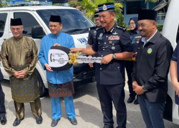 JAUTEH Dikun (dua kanan) menerima replika kunci daripada Menteri Sains, Teknologi dan Inovasi, Datuk Mohd. Arifin Mohd. Arif (dua kiri) di Masjid Nur Islam Kariah PDRM Sabah di Kota Kinabalu hari ini