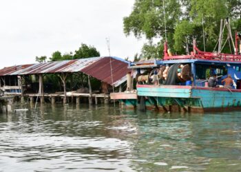 KEWUJUDAN 10 ke 15 pangkalan haram di pelantar sekitar muara Kuala Perlis dan muara Kuala Sungai Baru mengundang kepada aktiviti penyeludupan dan ‘port’ aktiviti menagih dadah.-UTUSAN