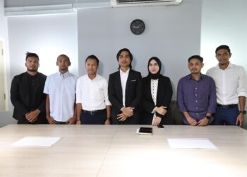 PEGUAM, Mohd. Suhail Rahimi Abdul Razak (tengah) pada sidang akhbar bersama bekas pemain Kuantan FA, Marcerra United FC dan juga wakil Persatuan Pemain Bolasepak Profesional Malaysia (PFAM)