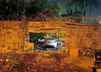 Keadaan kereta  Tesla merempuh tembok  di Taman Bukit Serdang malam tadi.