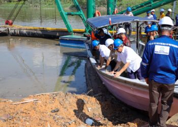 IZHAM Hashim (tiga dari kanan) meneliti kerja melebar dan mendalamkan Sungai Klang di Alam Impian, Shah Alam, Selangor, hari ini-FOTO/ SADDAM YUSOFF