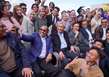 AHMAD Zahid (tengah) bersama Zambry, Asyraf Wajdi (kanan) dan pelajar-pelajar Malaysia yang menuntut di Tokyo, Jepun semasa majlis ramah mesra - Facebook/Zambry Abd. Kadir