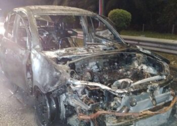 Pihak bomba sedang memadamkan kebakaran sebuah kereta yang terbakar hampir 90% berhampiran tol Bukit Gambir menghala Tangkak awal pagi ini.