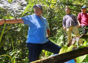 JONISTON Bangkuai meninjau sumber air daripada mata air di Kampung Kelawat, Kiulu, Kota Kinabalu, Sabah.