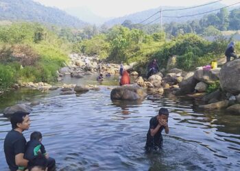 ORANG ramai mengambil peluang beriadah di Taman Rekreasi Tupah ekoran cuaca panas melampau yang melanda Sungai Petani, Kedah.