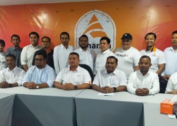 KHAIROL Najib Hashim (depan, tengah) bersama Ahli Jawatankuasa Pimpinan Pemuda Amanah Perak Sesi 2023-2026 yang diumumkan di Ipoh hari ini. - UTUSAN/FADZIL ZAINOL