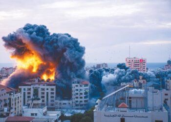 BANGUNAN-bangunan di Bandar Gaza dibedil Israel tanpa henti. -AGENSI