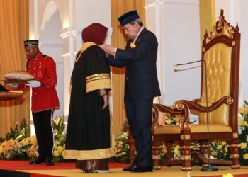 SULTAN Sharafuddin Idris Shah berkenan melantik Noraini Roslan sebagai Datuk Bandar pertama Majlis Bandaraya Diraja Klang di Klang, Selangor, semalam. – UTUSAN / AFIQ RAZALI