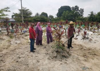 AHLI Jawatankuasa Pengurusan Tanah Perkuburan Islam di Jalan Sultan Abdulah di Teluk Intan, Perak menunjukkan keadaan tanah perkuburan itu yang semakin padat. - UTUSAN/AIN SAFRE BIDIN