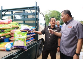 AIMI Jusoh (kanan) semasa pelancaran beras keluaran PPK Kangkong ,Pasir Mas, Kelantan tahun lalu.